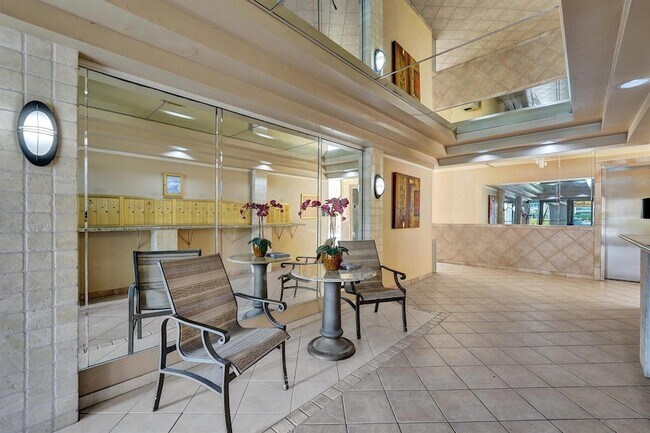 Building Photo - 4000 N Hills Dr