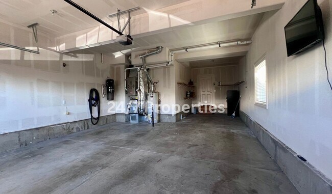 Building Photo - Large 4BD I 2.5BA Home - West Linn!