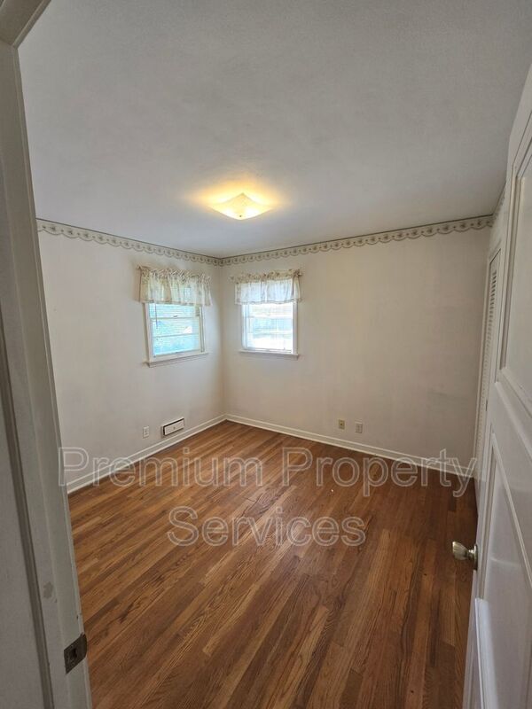 Building Photo - 210 Kenilworth Dr