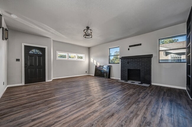 Building Photo - New 3 Bedroom 2 Bath on Stanley SW