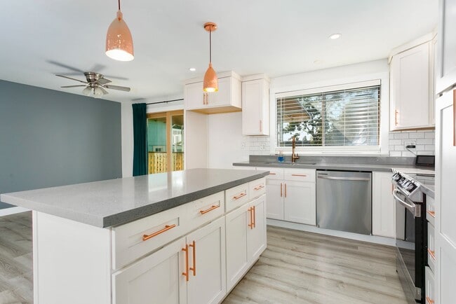 Building Photo - Modern 4bd 2.5 bath Home