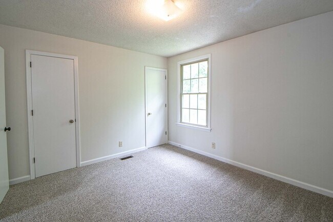 Building Photo - 814-E Golfview Place