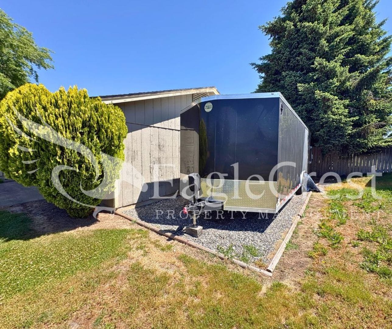 Building Photo - 3 Bedroom 2 Bathroom Single Family Home With Great Outdoor Space!!
