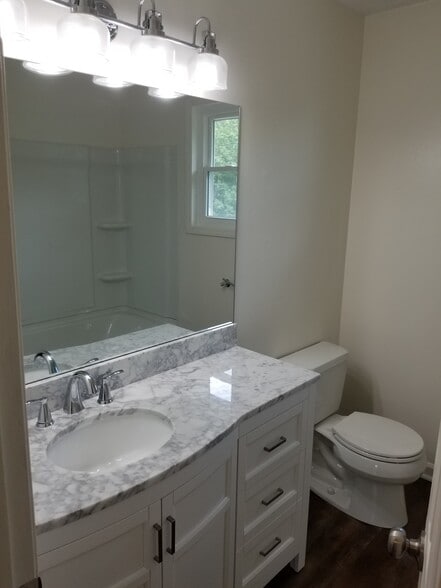 Full bath upstairs - 1445 Toshiba Drive, #B