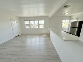Building Photo - 19 N Dos Caminos Ave