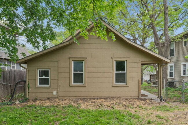 Building Photo - Charming 2-Bedroom Home!
