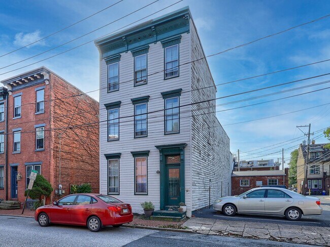 Building Photo - 127 Herr St