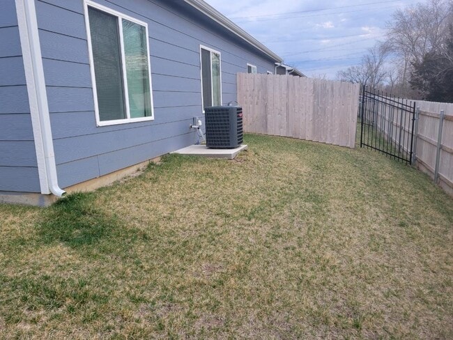 Building Photo - 1311 Azena St