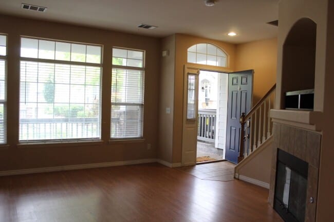 Building Photo - Reduced Price! Cozy and Convenient 2 Bedro...