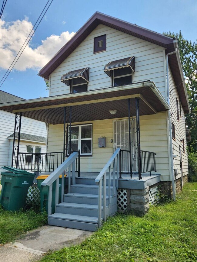 Building Photo - Charming 3-Bedroom Property In Prime location