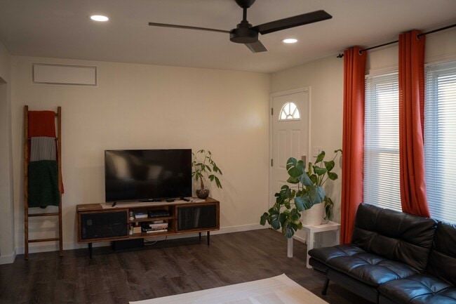 Building Photo - 1900 Mitchell Terrace