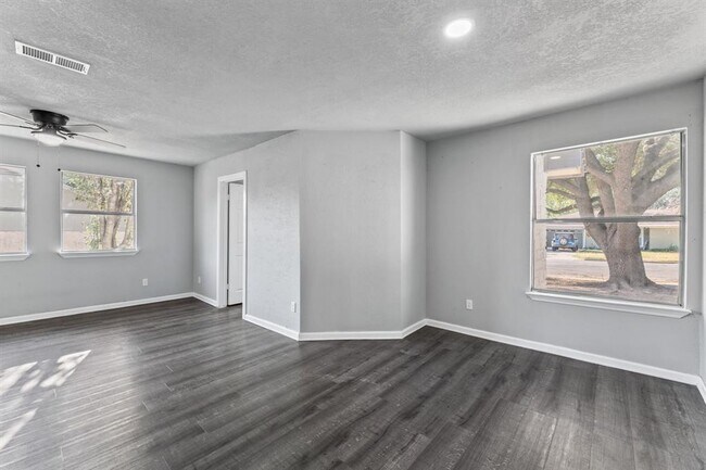 Building Photo - 1606 Old Tract Rd