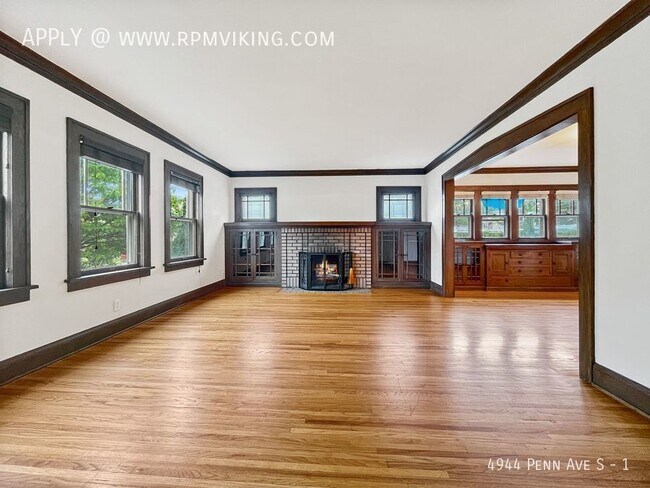 Building Photo - Exceptional 2br 1ba Lower Duplex Unit ~Dep...