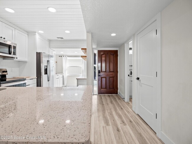 Building Photo - 290 Paradise Blvd