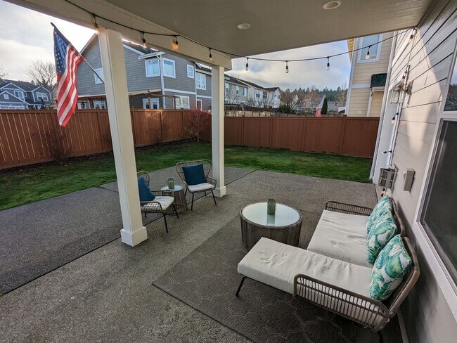 Building Photo - Large 3BD plus bonus rm and den