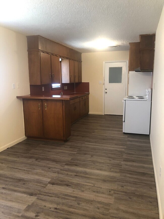 Building Photo - CLYDE AMERICA!  3 bed 1 bath 1 car garage!...