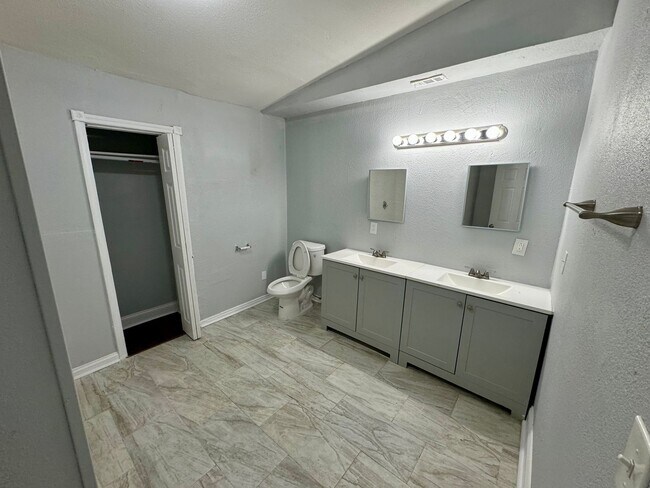 Building Photo - Renovated 3/2 Single Family Home Available Now!