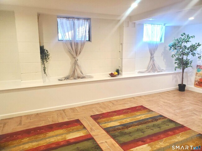 Building Photo - 42 County St