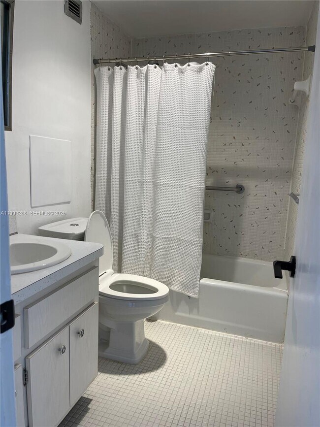 Building Photo - 400 Kings Point Dr