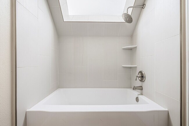 Building Photo - "Cozy 1-Bedroom Condo Retreat in Prime Tho...