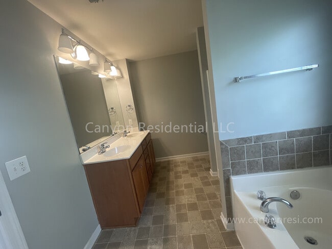 Building Photo - 4913 Fallfield Dr