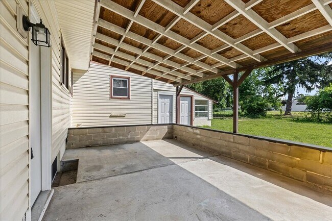 Building Photo - 116 Barclay Dr