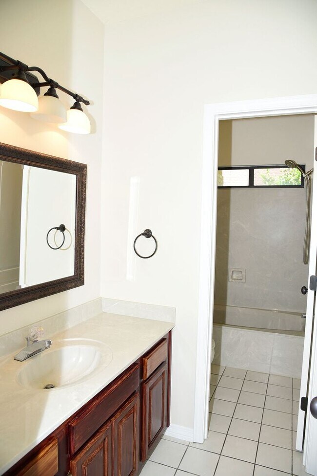 Building Photo - Spacious 4 Bedroom in Southwind at Bluewater Bay!