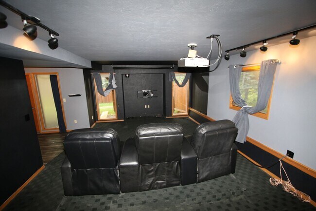 Building Photo - 4 Bedroom Eagle River Home!