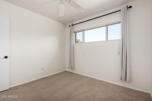Building Photo - 6925 E Rancho Vista Dr