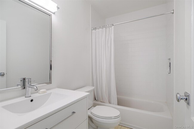 Building Photo - 159 Old Quaker Hill Rd