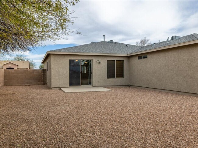 Building Photo - 3 Bedroom 2 Bathroom with Den