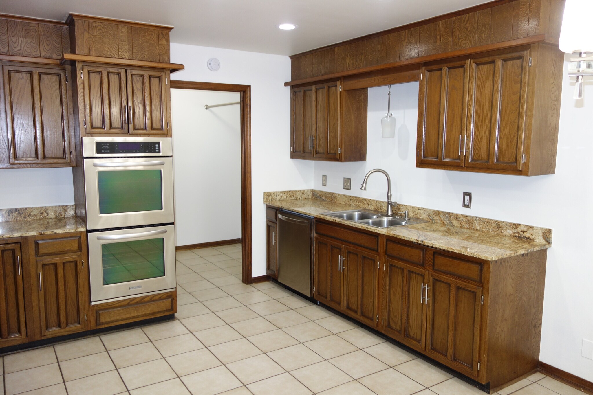 Building Photo - 7108 S Indianapolis Ave