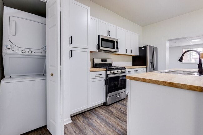 Building Photo - Fully Renovated 3BR/2BA Gem in the Heart o...