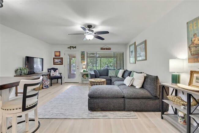 Building Photo - 1637 SE Paradise Cir W