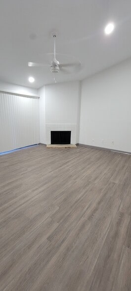 living room - 7142 N Holiday Dr