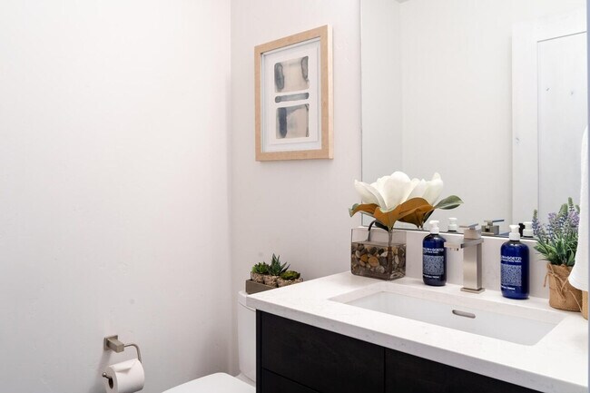 Building Photo - 5 Wildwood Rd W