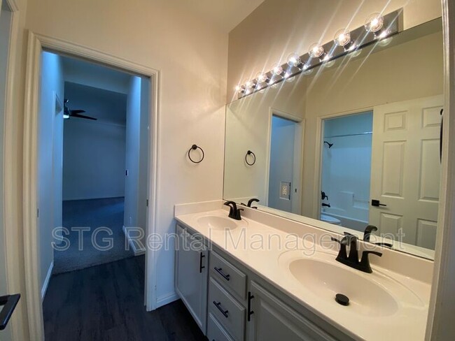 Building Photo - 3427 E Sweetwater Springs Dr