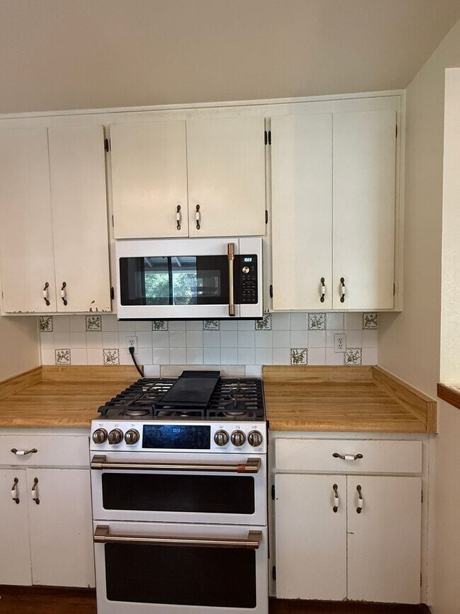 Building Photo - 4161 Helen Ln