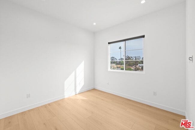 Building Photo - 2326 S Dunsmuir Ave