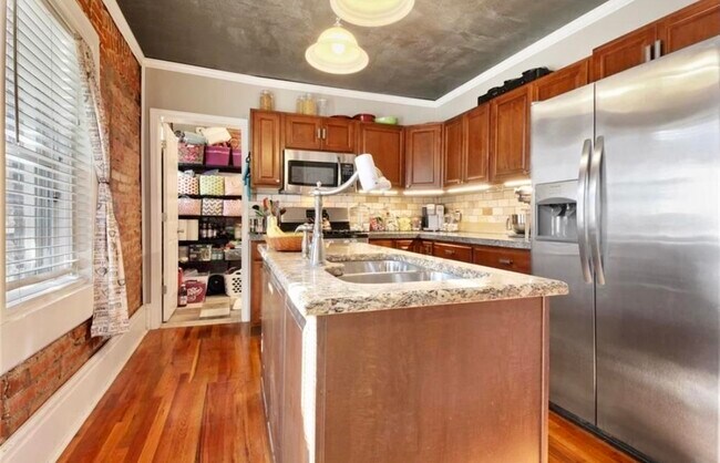 Building Photo - 1033 E 5th St