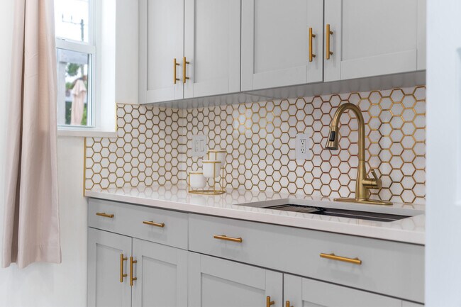 Building Photo - 201 NE 28th Ct