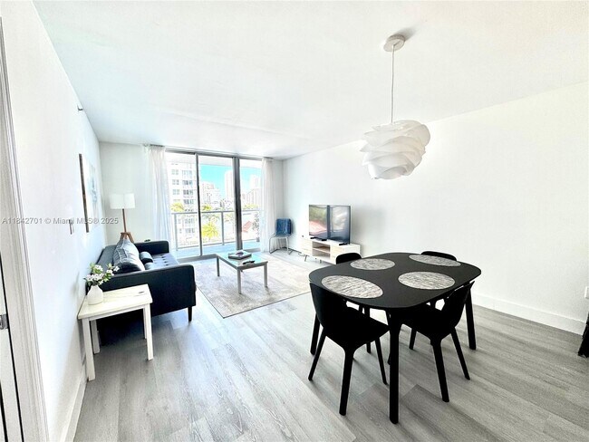Building Photo - 1155 Brickell Bay Dr