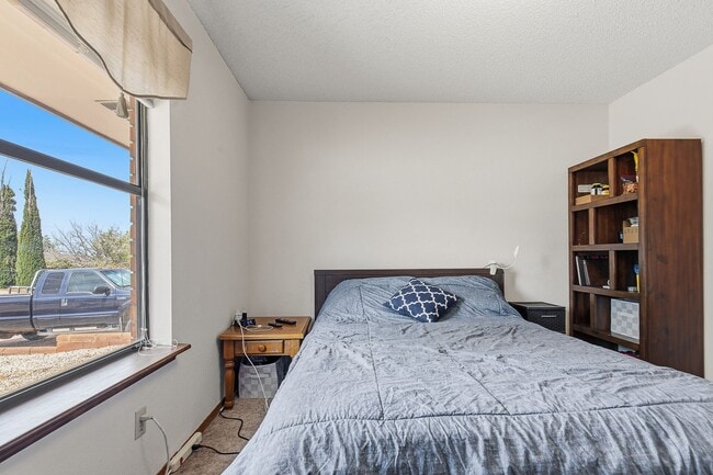 Building Photo - Spacious 3 bedroom 2 bath home with Solar Panels