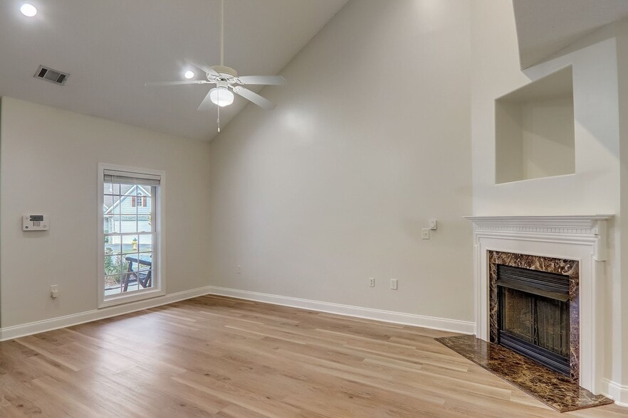 Building Photo - 893 W Pointe Dr