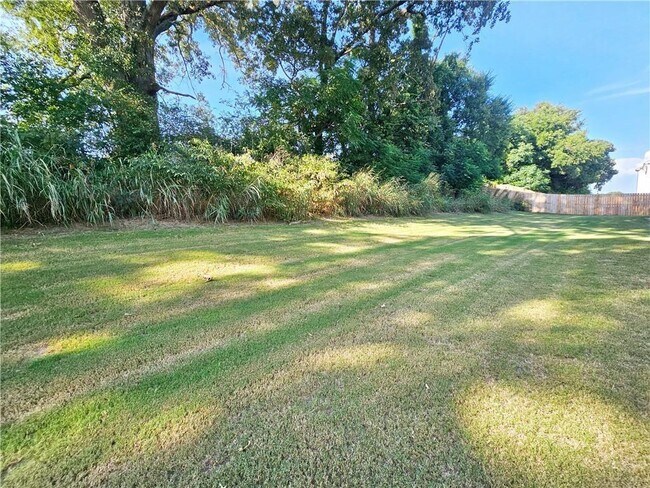 Building Photo - 306 Walnut Grv Wy