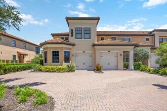Building Photo - "Spacious 2-Bed, 2-Bath W/Den Condo Retrea...