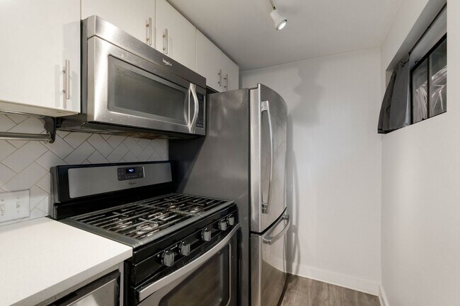 Building Photo - 121 W Woodlawn Ave