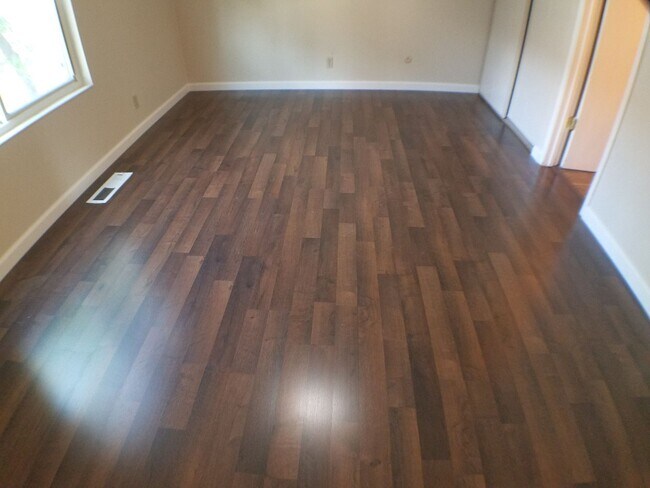 Building Photo - Lovely updated 3 bedroom, 2 bath condo