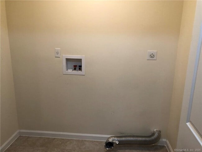 Building Photo - 19 Oak Meadows Dr