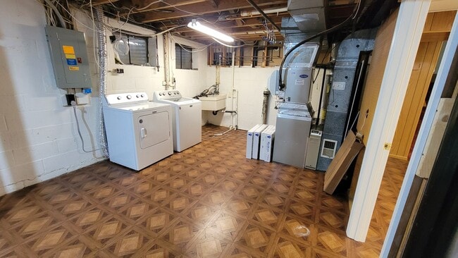 Building Photo - Spacious 4 Bed 3 Bath Home With Fully Fenc...